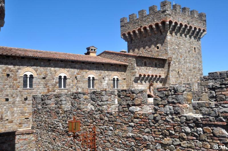 Castello Di Amorosa: каменная башня и рустиковые стены под ясным небом
